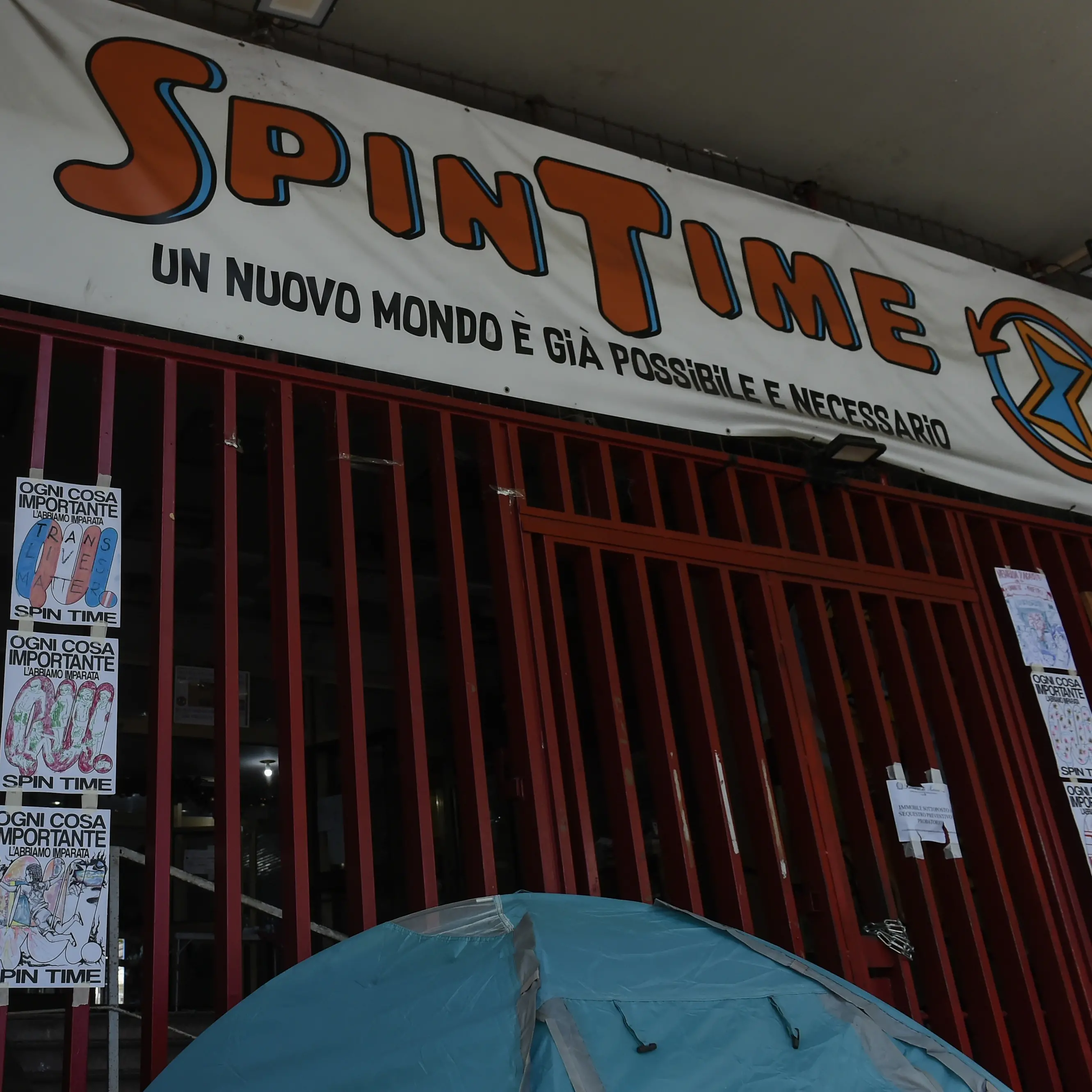 Spin Time: le promesse davanti a quel cancello chiuso