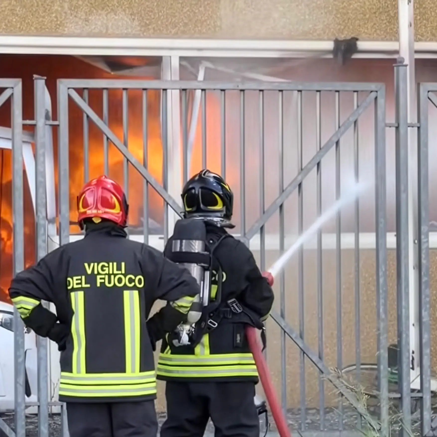 Un incendio, poi la scoperta: dormitori nel maglificio di Prato