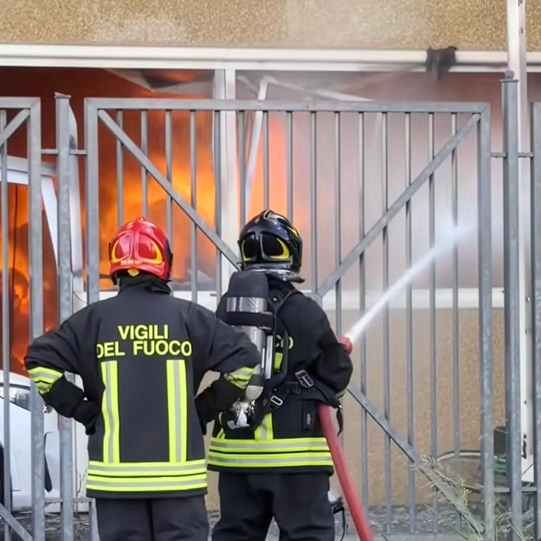 Un incendio, poi la scoperta: dormitori nel maglificio di Prato