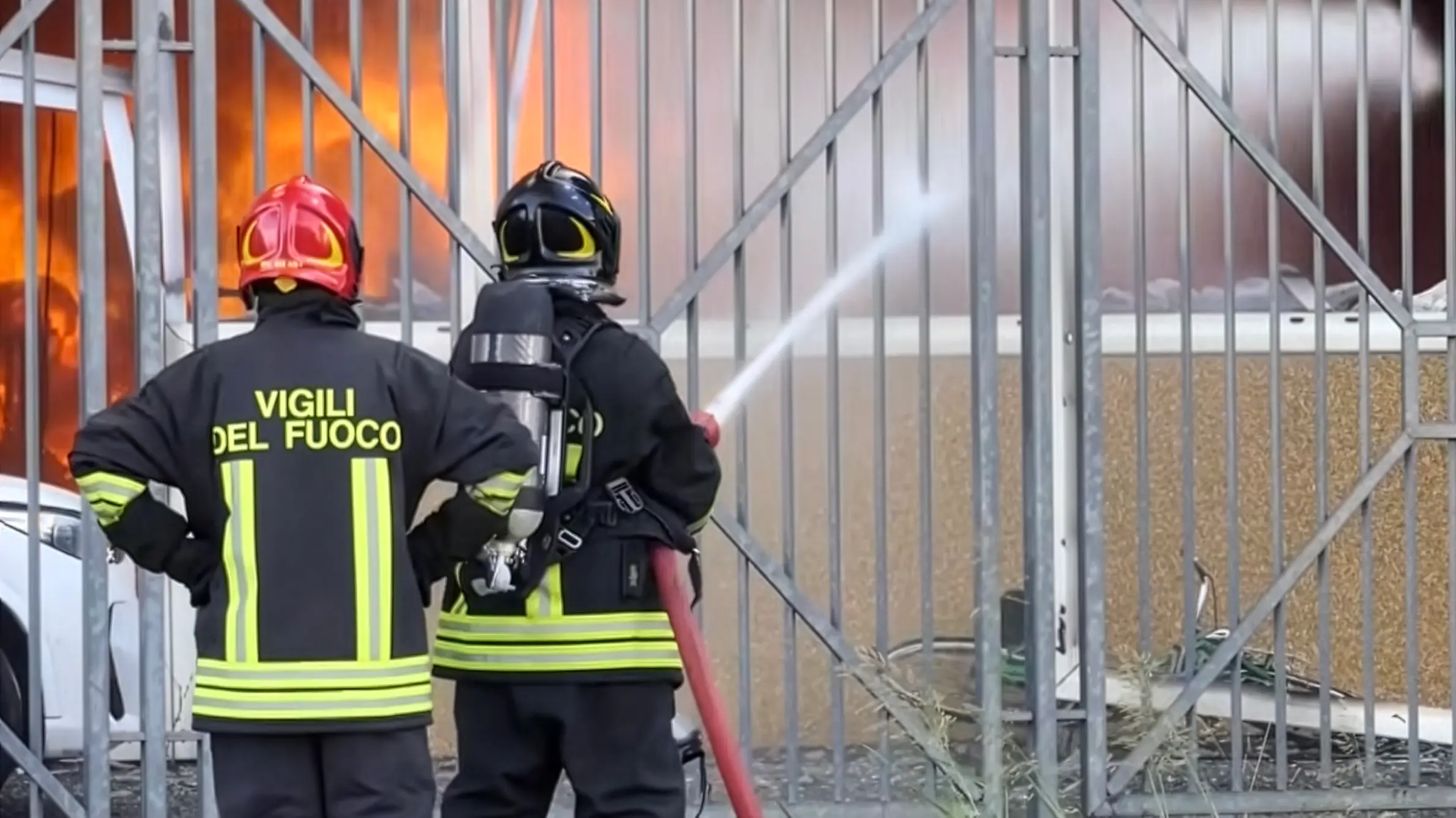 Un incendio, poi la scoperta: dormitori nel maglificio di Prato