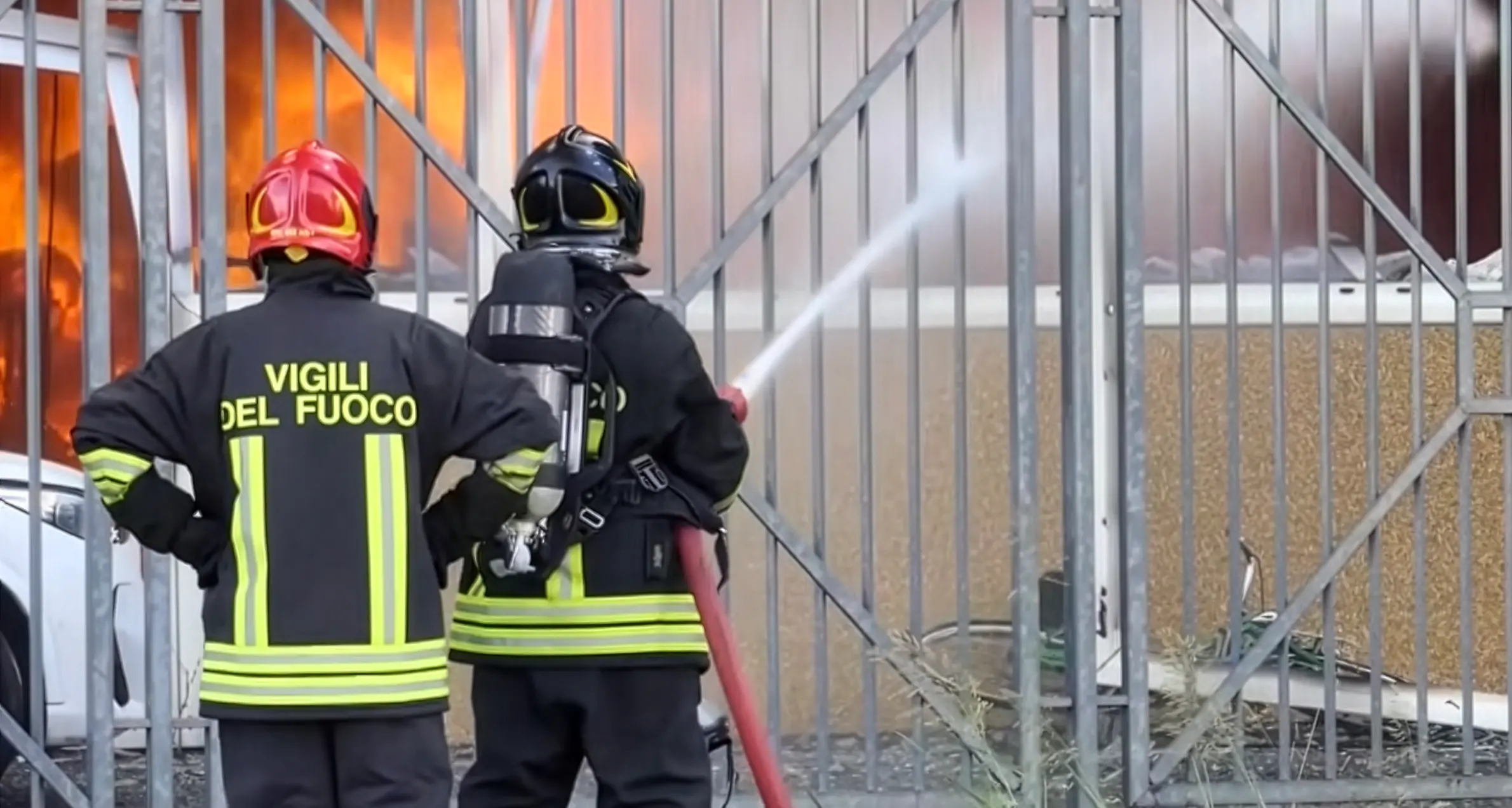 Un incendio, poi la scoperta: dormitori nel maglificio di Prato