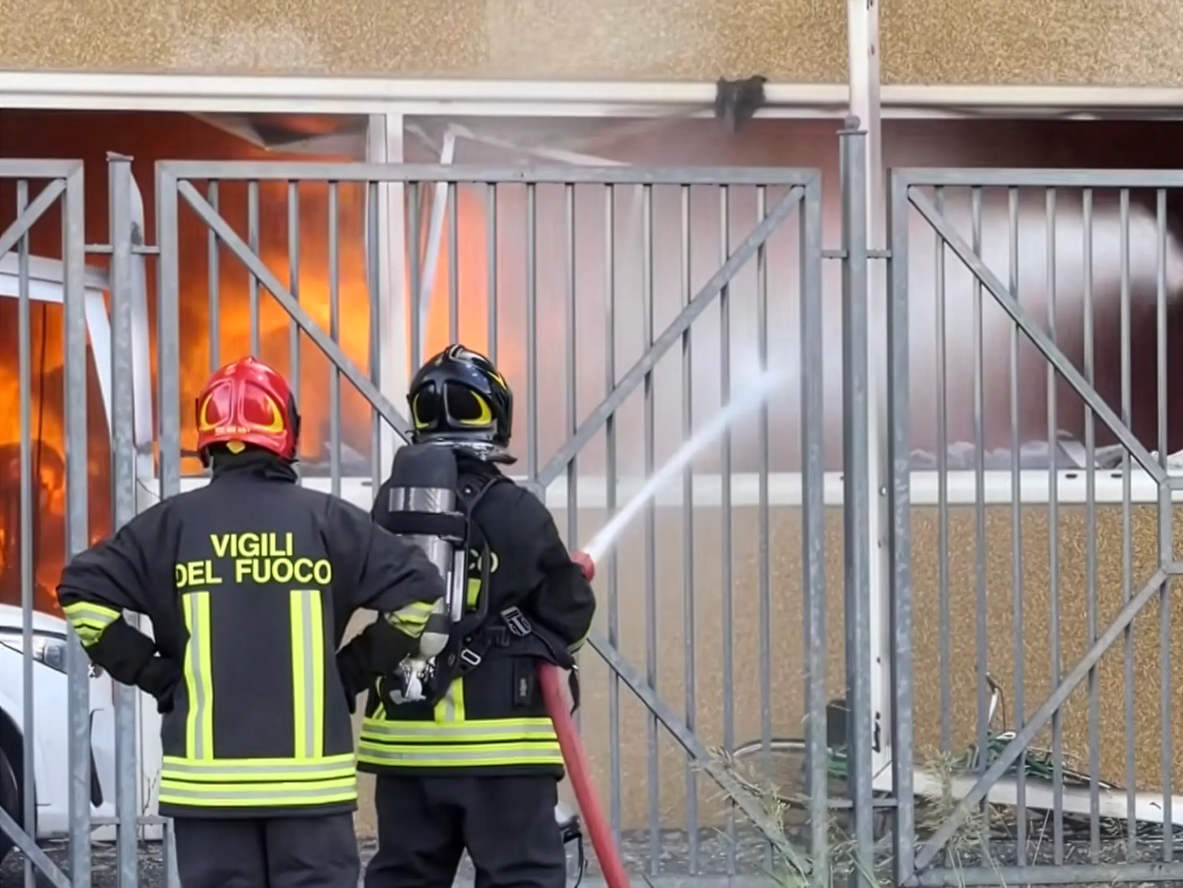 Un incendio, poi la scoperta: dormitori nel maglificio di Prato