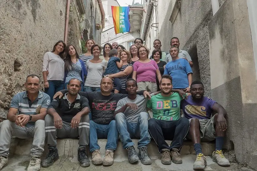 Tutti a Camini, dove l’accoglienza dei migranti ha salvato il borgo