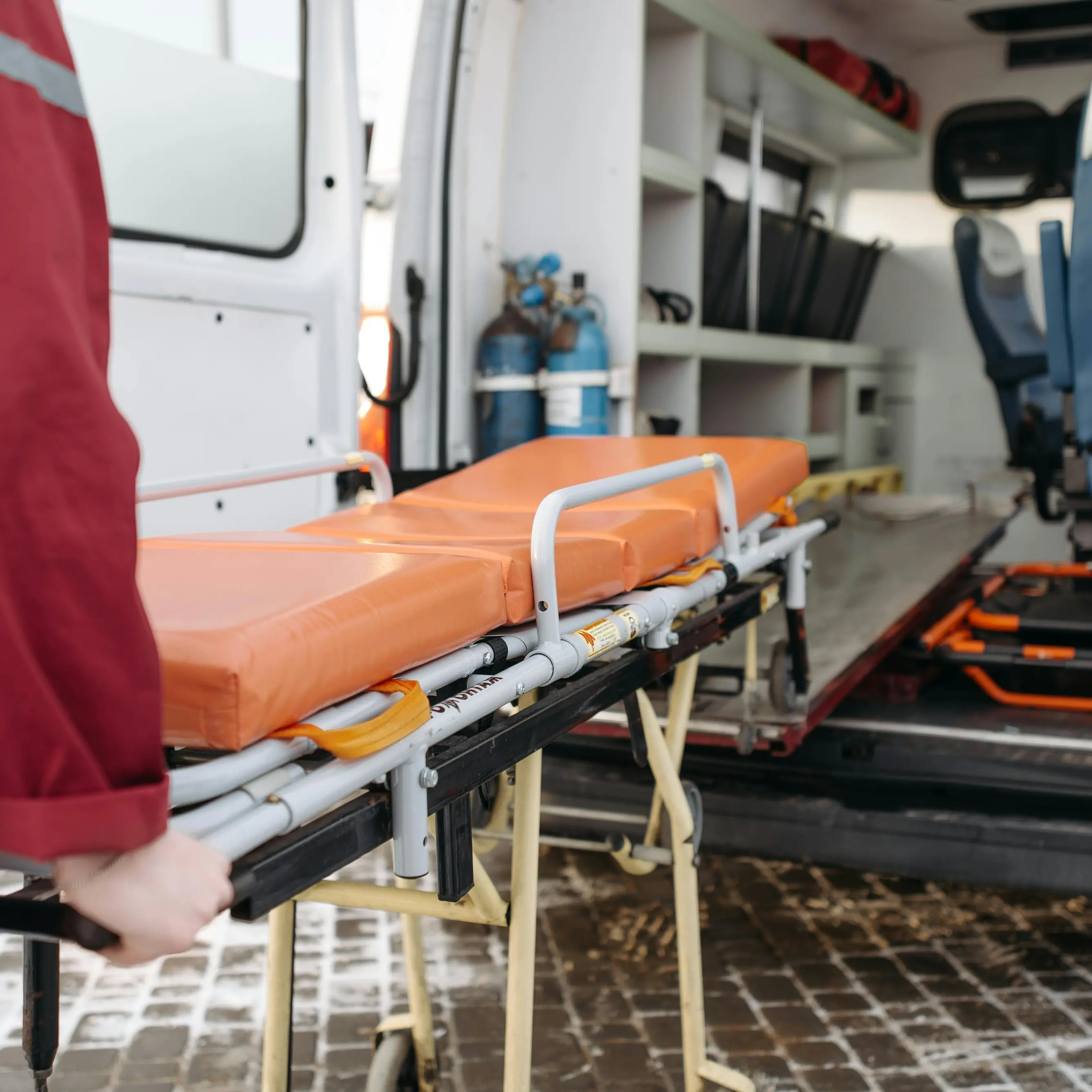 Braccio schiacciato da pressa, grave operaio 18enne in Versilia
