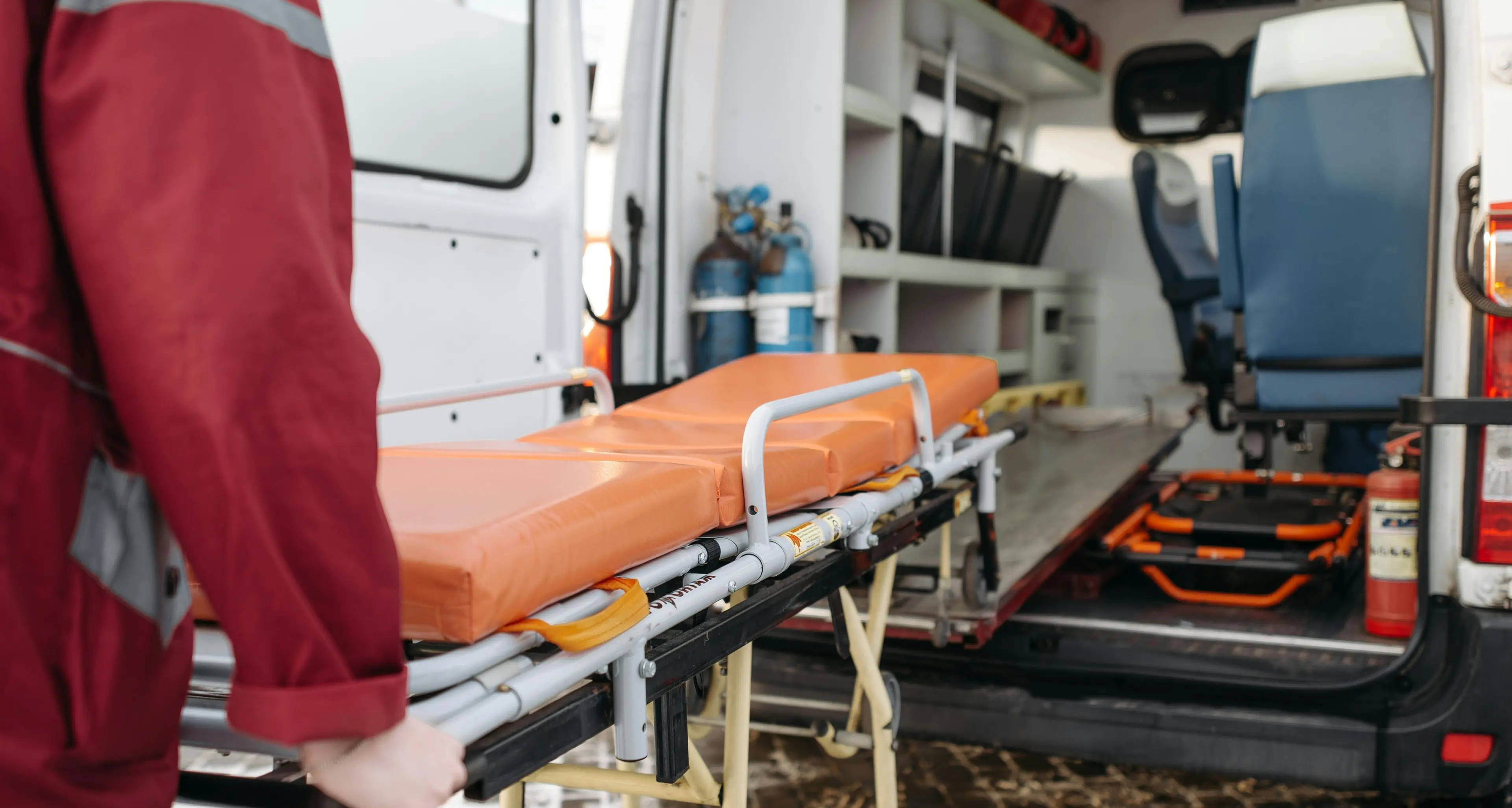 Braccio schiacciato da pressa, grave operaio 18enne in Versilia