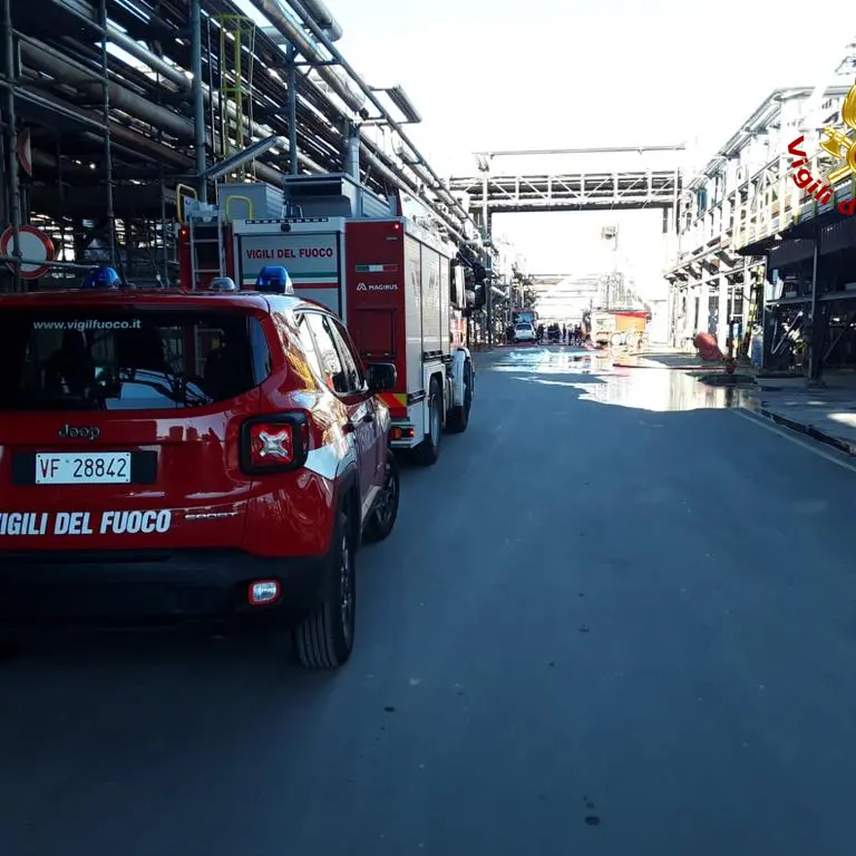 Livorno, esplode quadro elettrico all’Eni: tre operai feriti