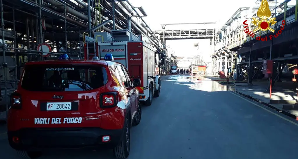 Livorno, esplode quadro elettrico all’Eni: tre operai feriti