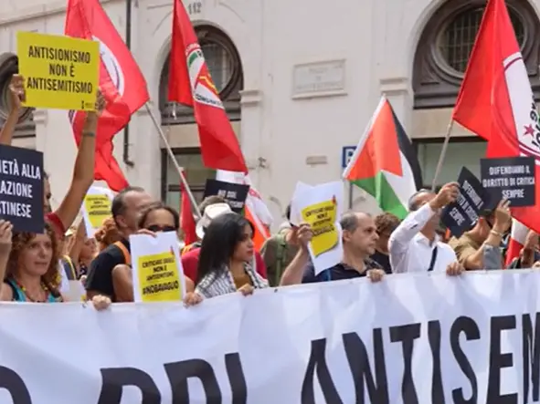 Difendere la libertà di espressione e il diritto di critica