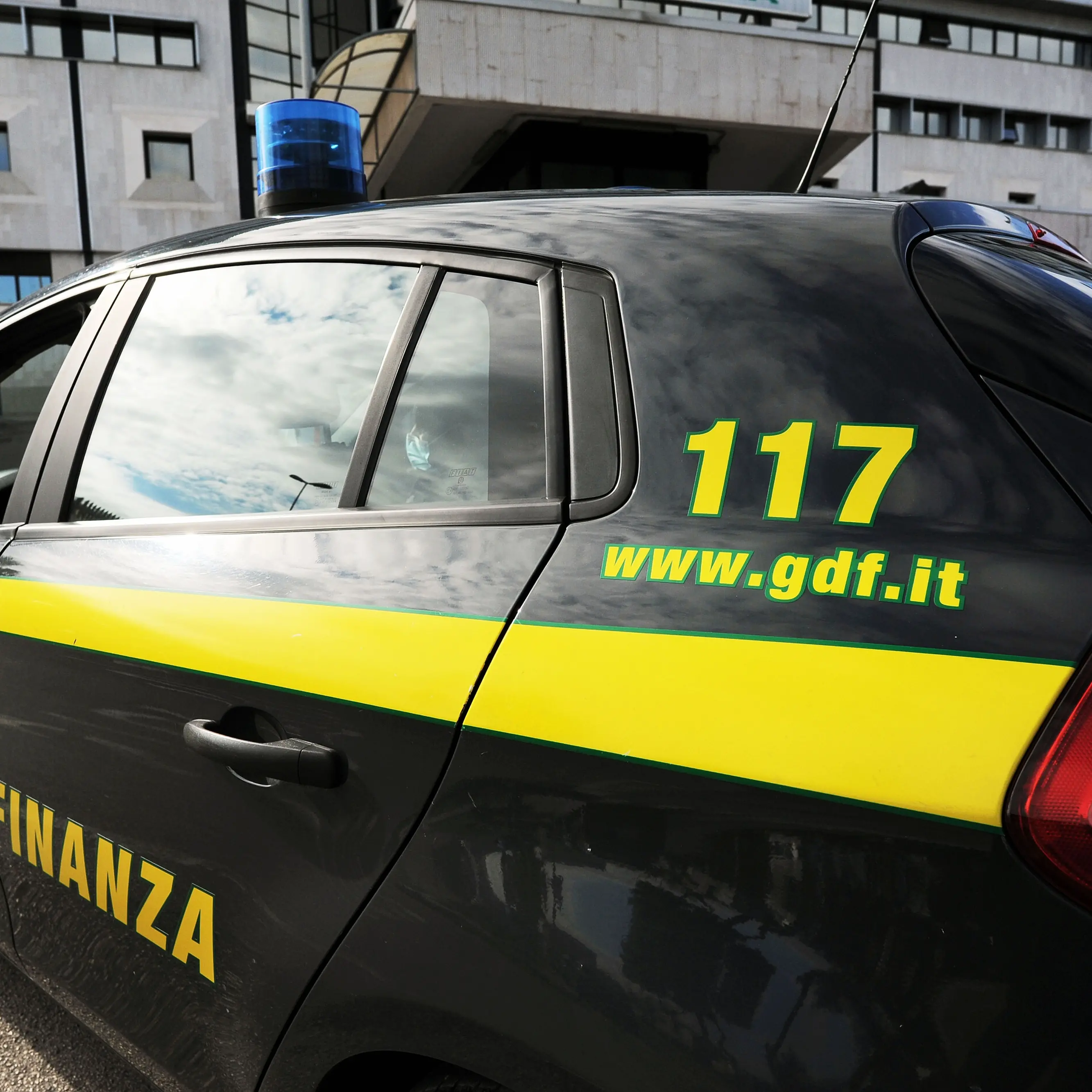 Roma, scoperti 468 lavoratori irregolari e stipendi pagati in contanti nei settori dei call center e delle radio