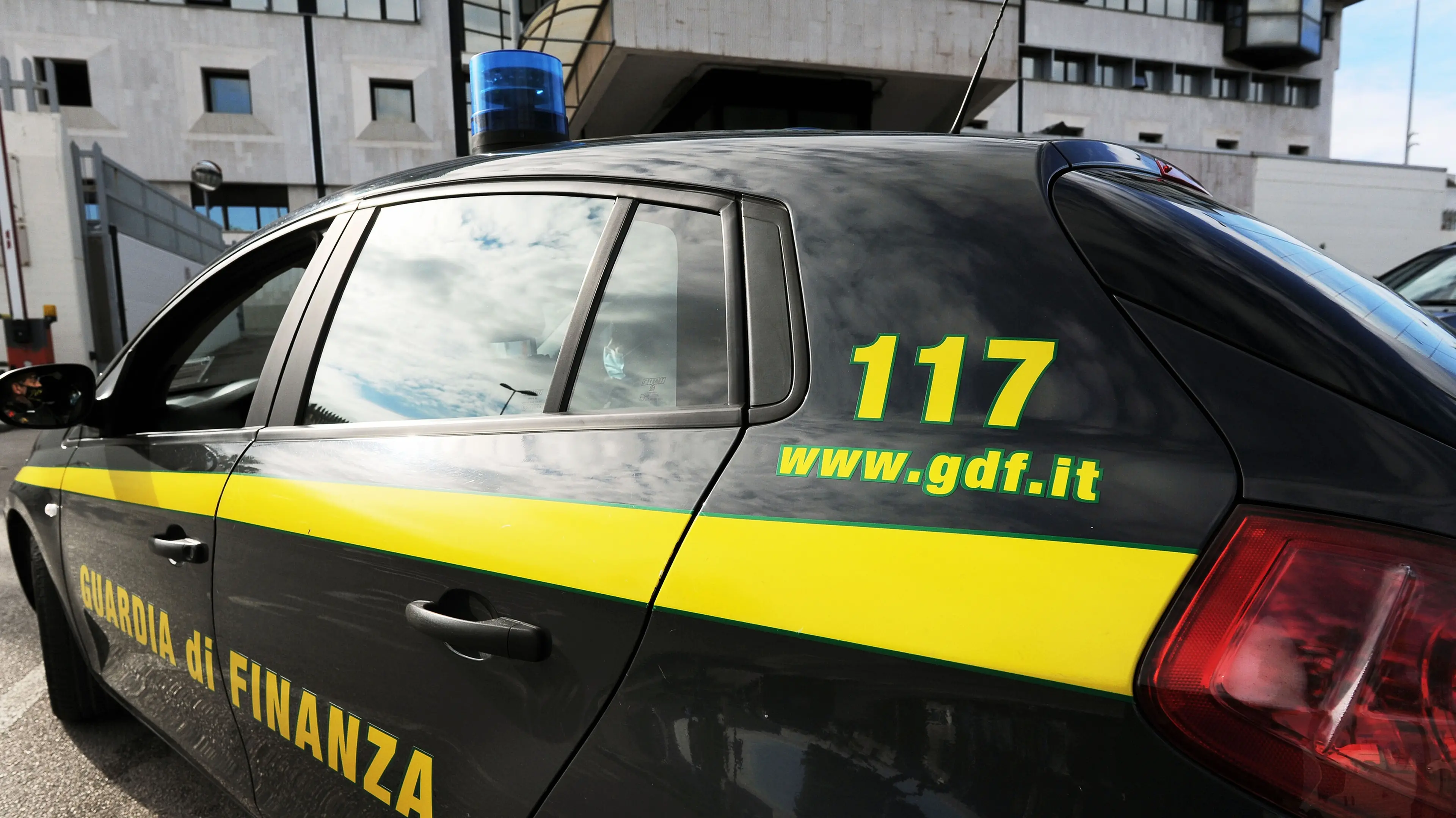 Roma, scoperti 468 lavoratori irregolari e stipendi pagati in contanti nei settori dei call center e delle radio