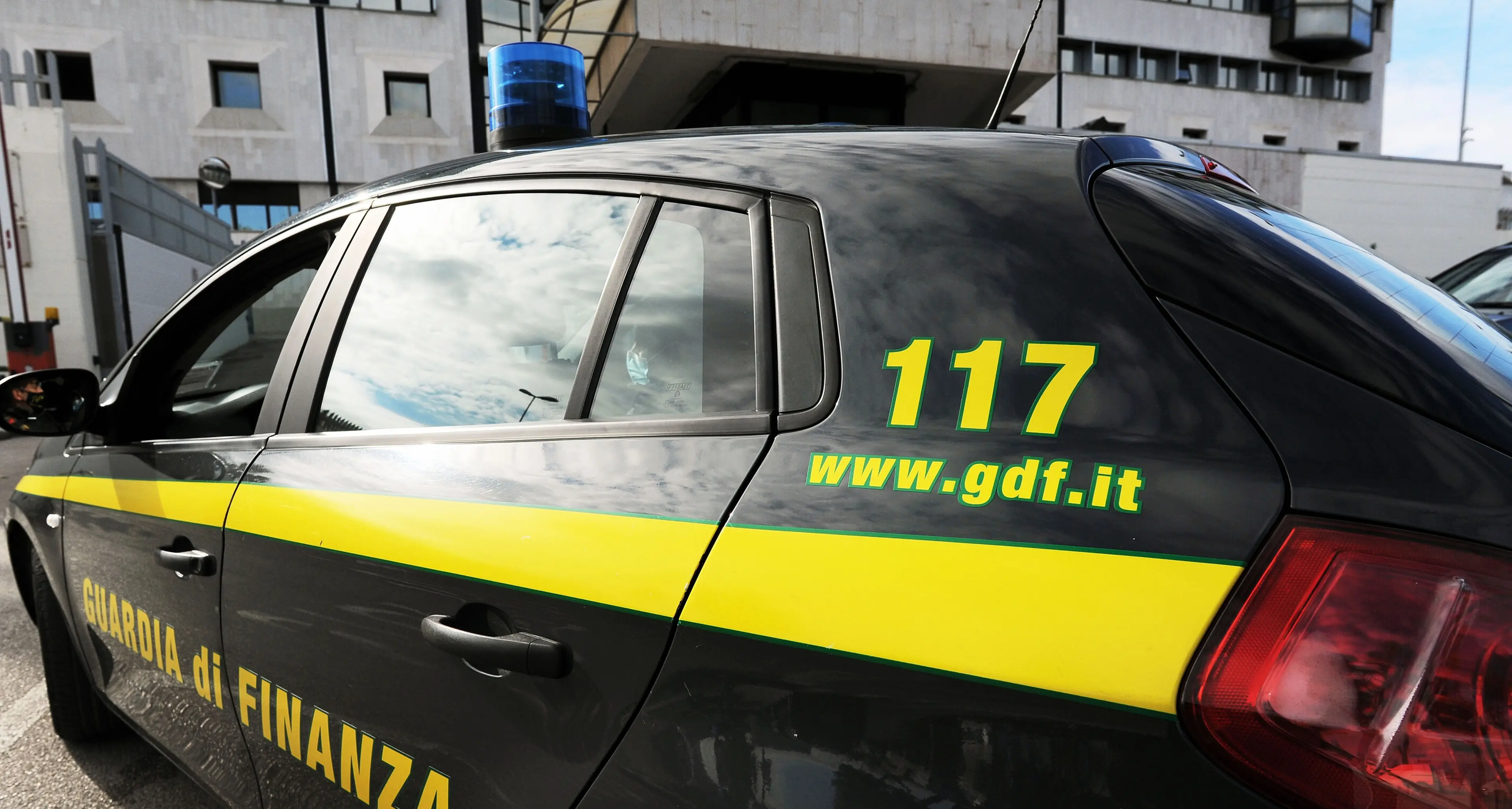 Roma, scoperti 468 lavoratori irregolari e stipendi pagati in contanti nei settori dei call center e delle radio