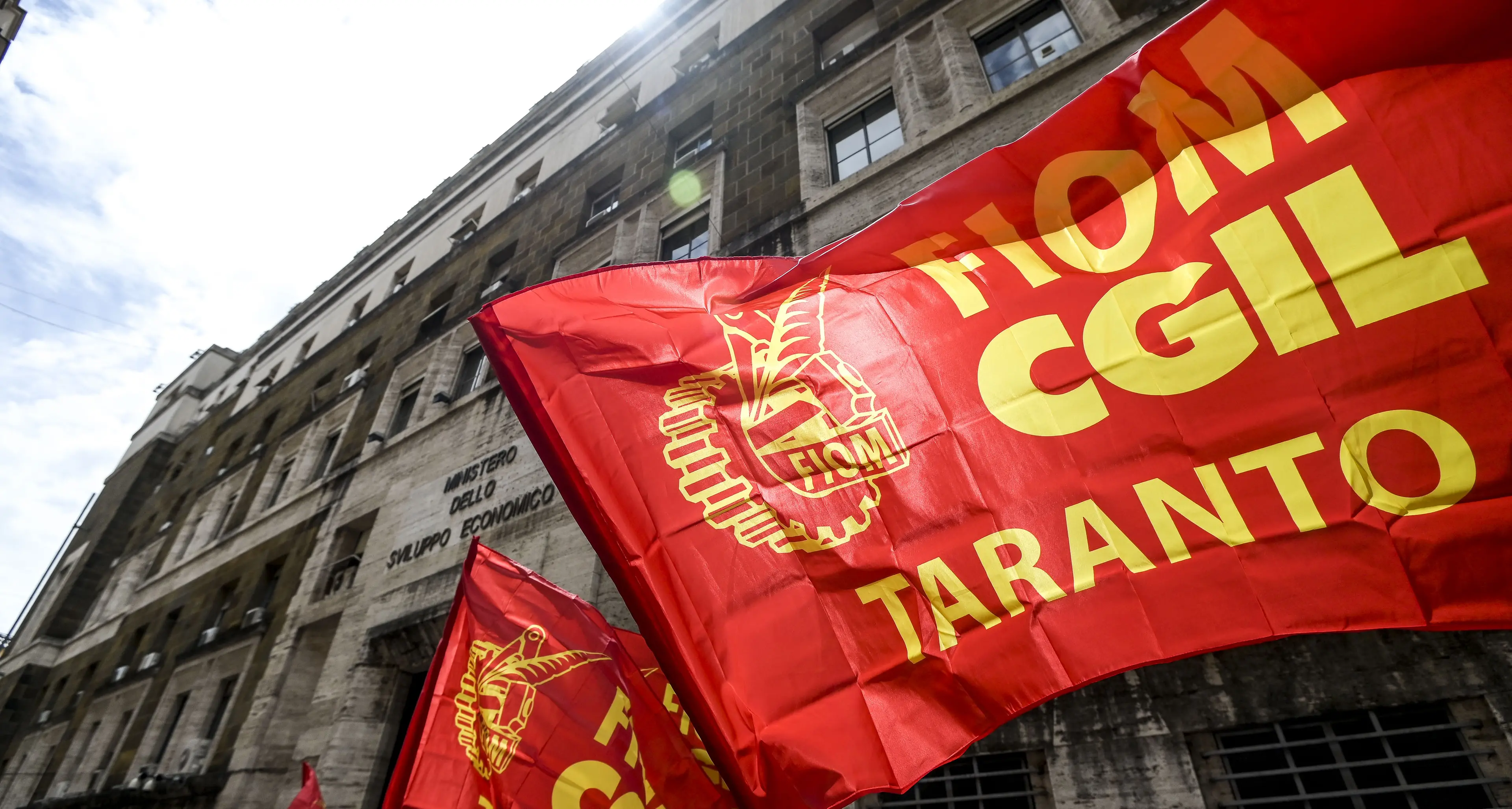 Ex Ilva, lavoratori dell’indotto occupano la strada Taranto-Satte