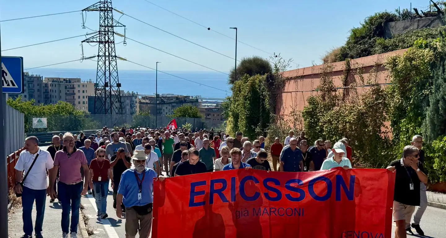Ericsson Genova, presidio e corteo dopo l’assemblea contro i licenziamenti