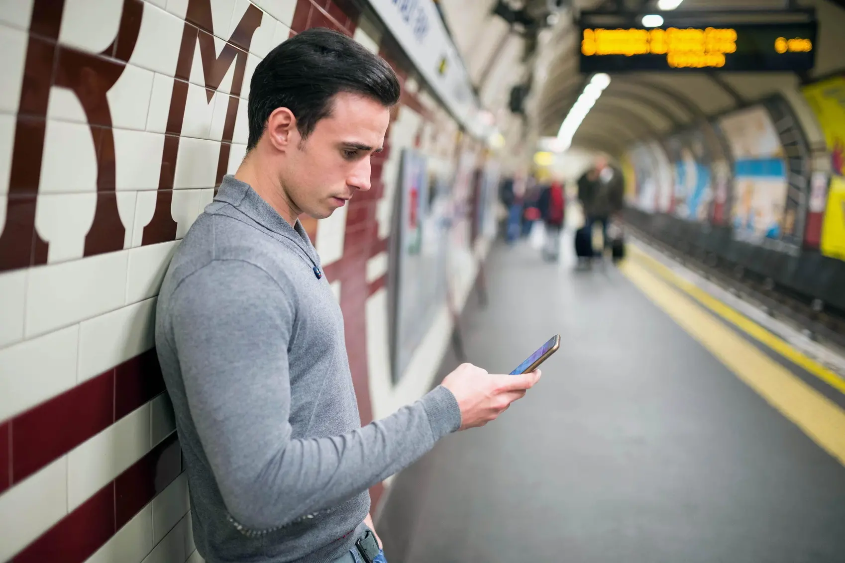 Giovani expat, l’83% tornerebbe in Italia con salari più alti