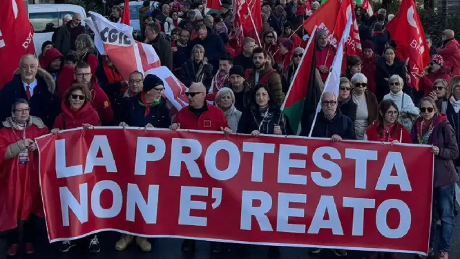 “La protesta non è reato”: 14 ottobre, sciopero generale toscano e corteo a Massa