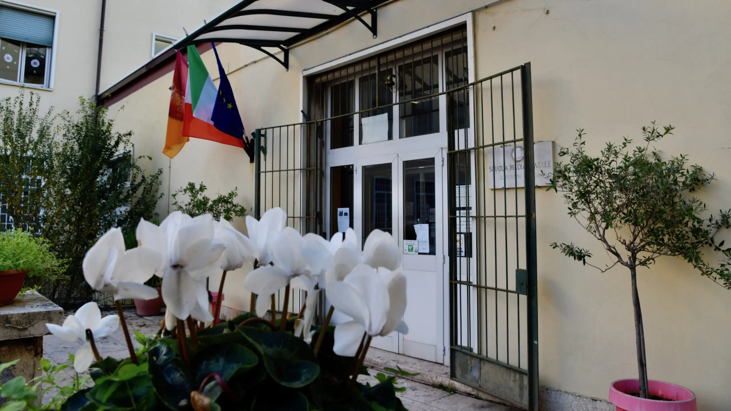 Docente ferita a Roma, Flc: no a risposte securitarie