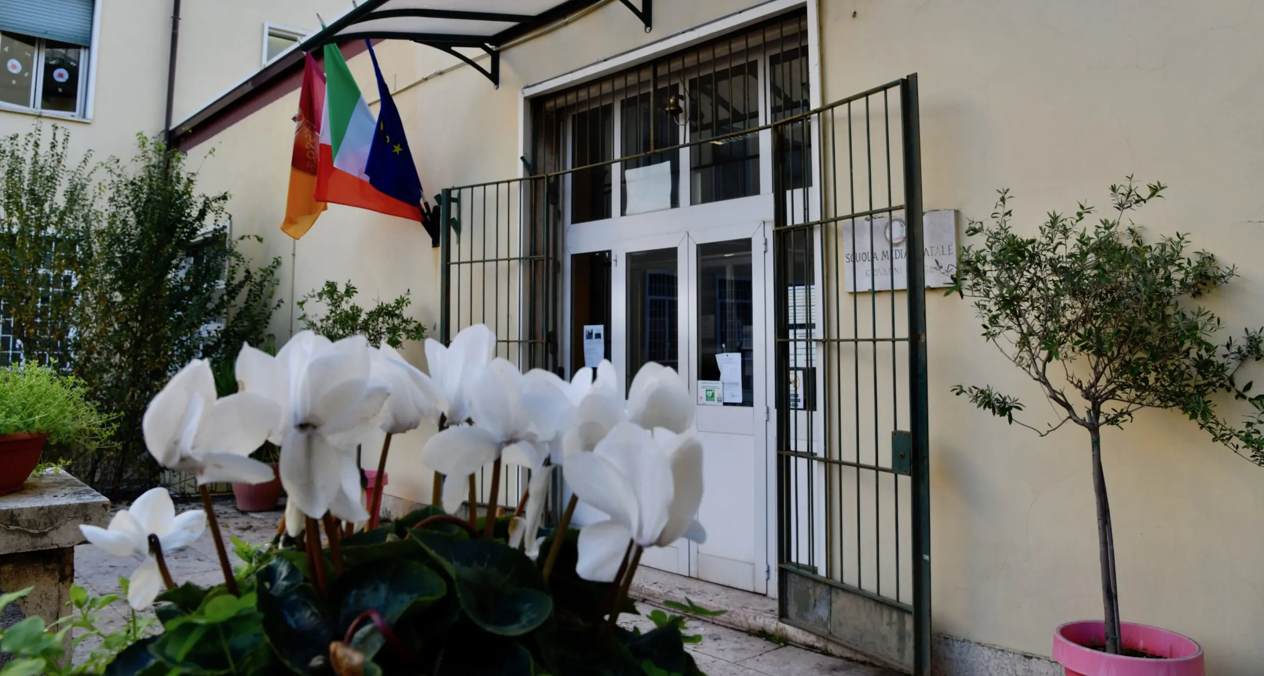 Docente ferita a Roma, Flc: no a risposte securitarie