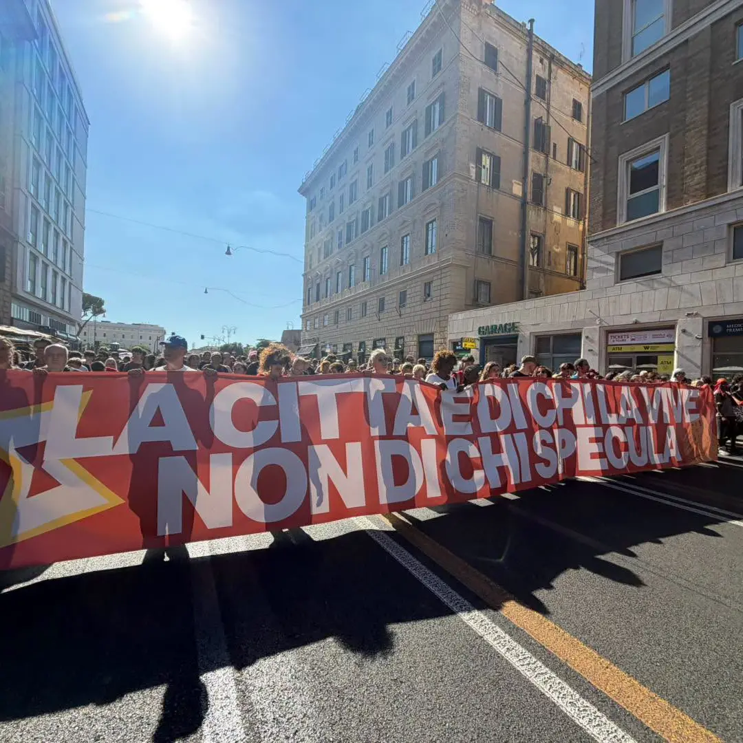 Spin Time, migliaia in corteo a Roma: “La città non è in vendita”