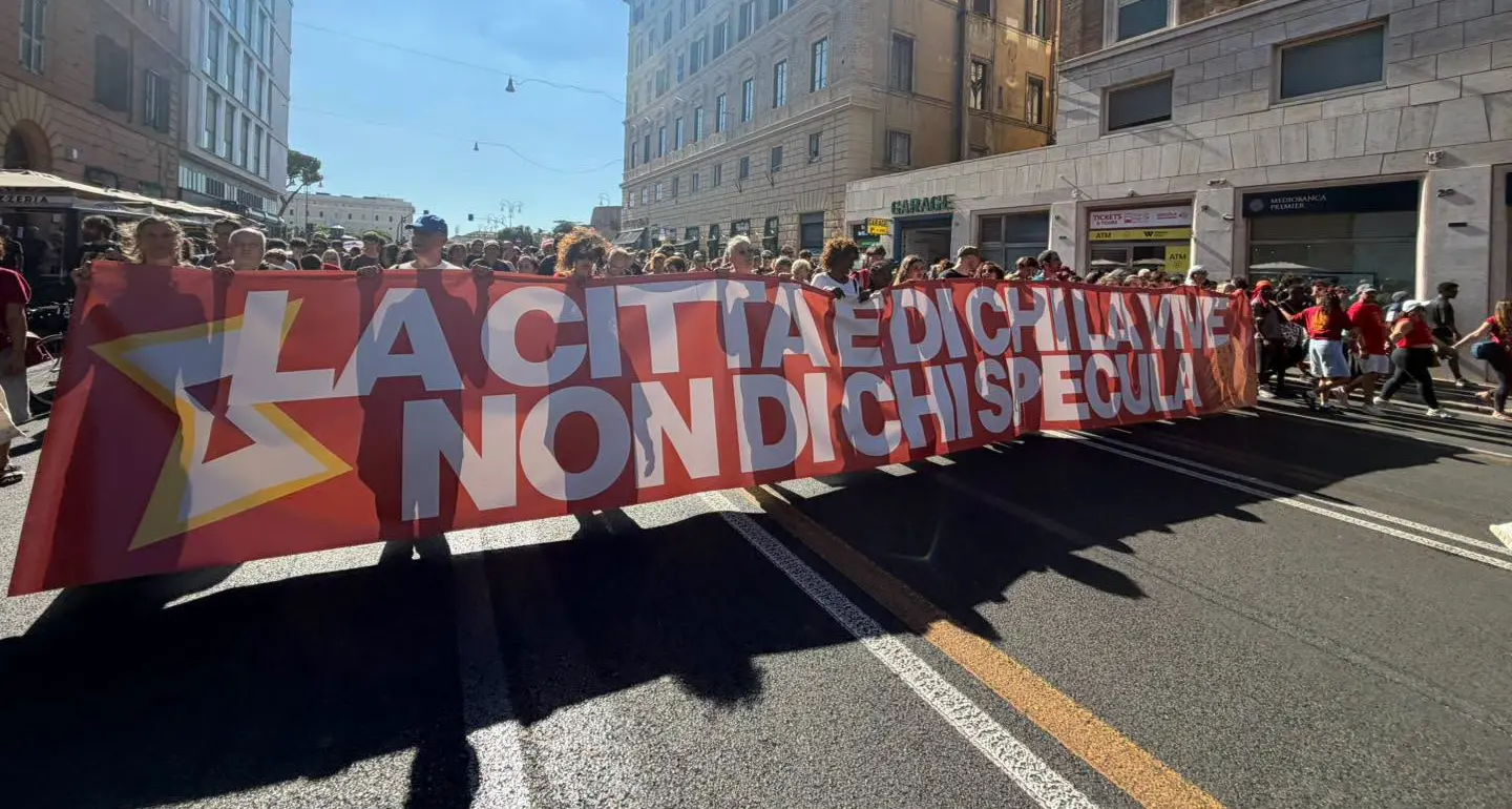 Spin Time, migliaia in corteo a Roma: “La città non è in vendita”