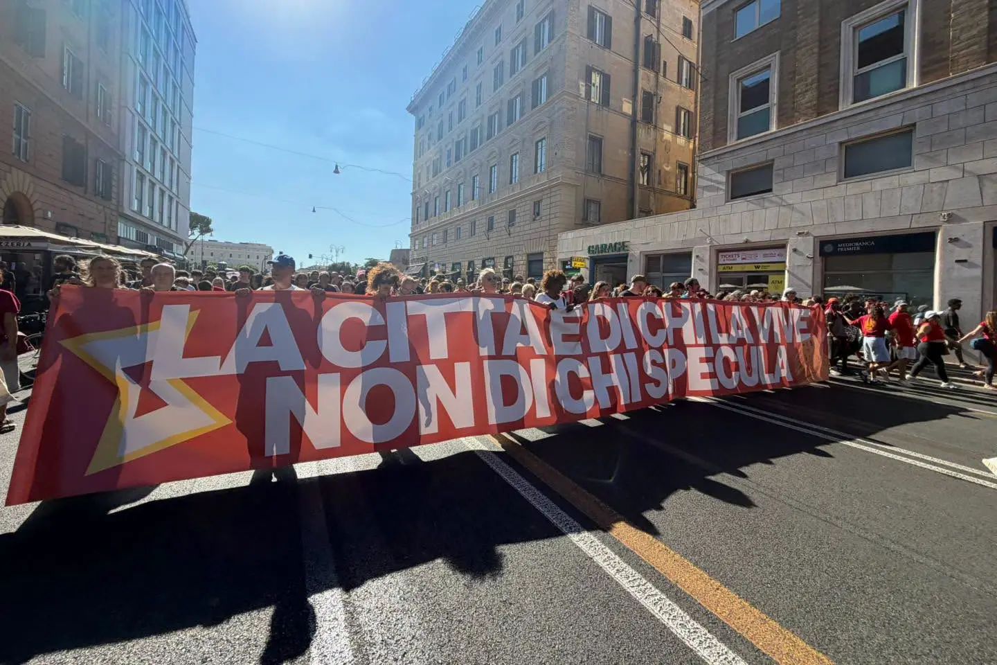 Spin Time, migliaia in corteo a Roma: “La città non è in vendita”