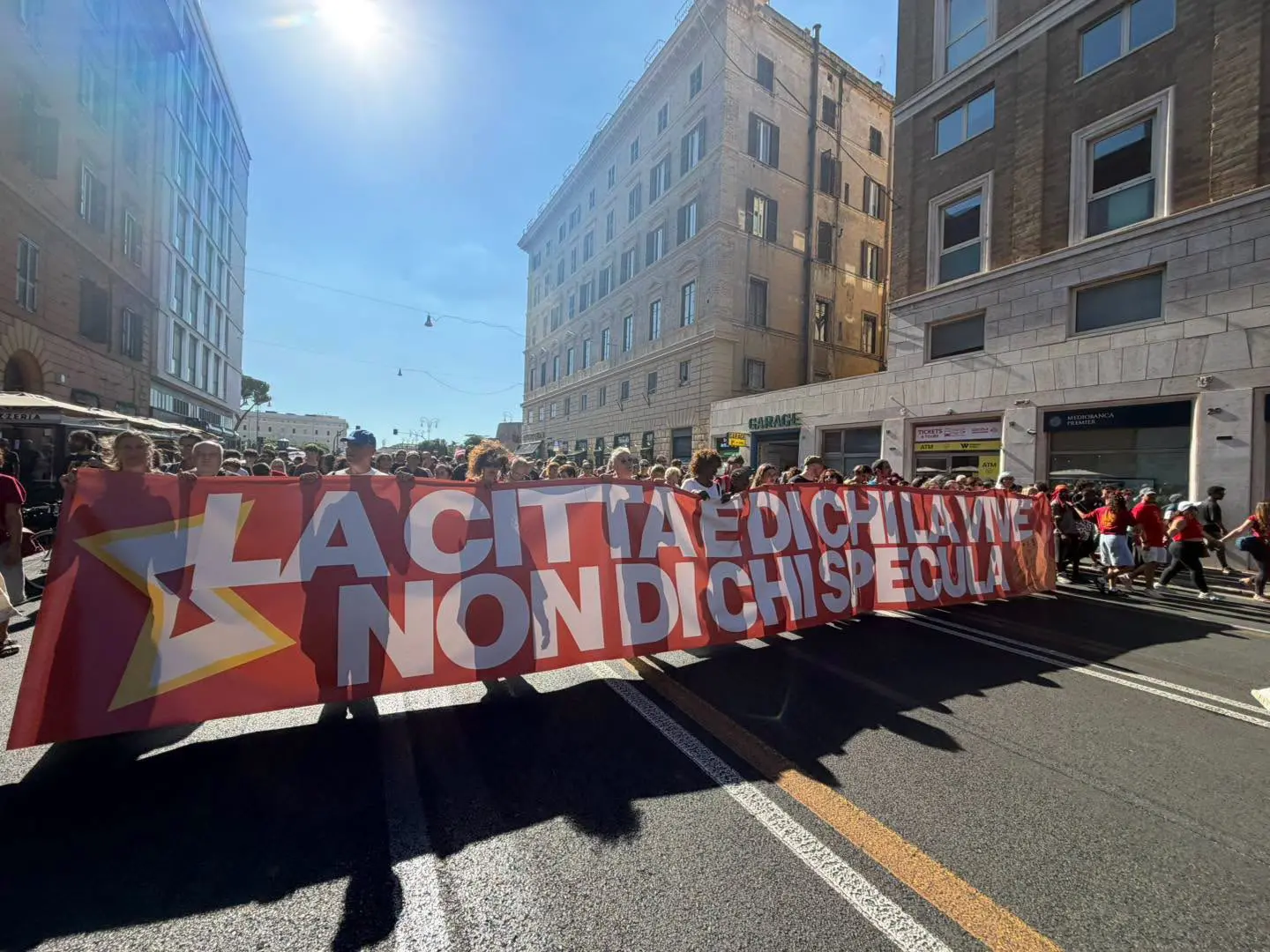 Spin Time, migliaia in corteo a Roma: “La città non è in vendita”