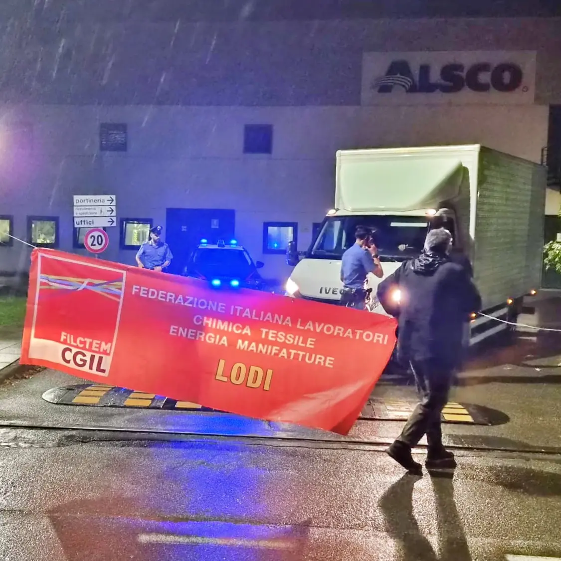 Alsco, licenziato un delegato a Merlino: lavoratori in presidio