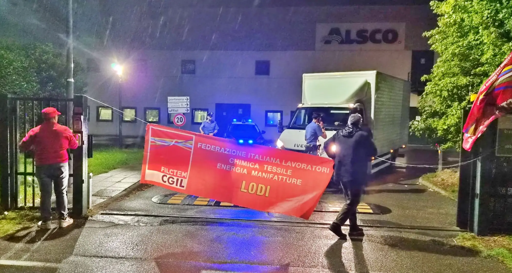 Alsco, licenziato un delegato a Merlino: lavoratori in presidio