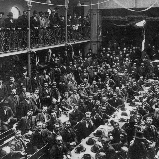 Una sala piena di persone: la fotografia della nascita della Cgdl