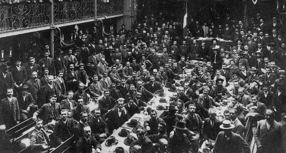 Una sala piena di persone: la fotografia della nascita della Cgdl