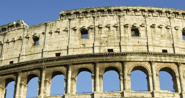 Roma, operaio muore cadendo dal Colosseo