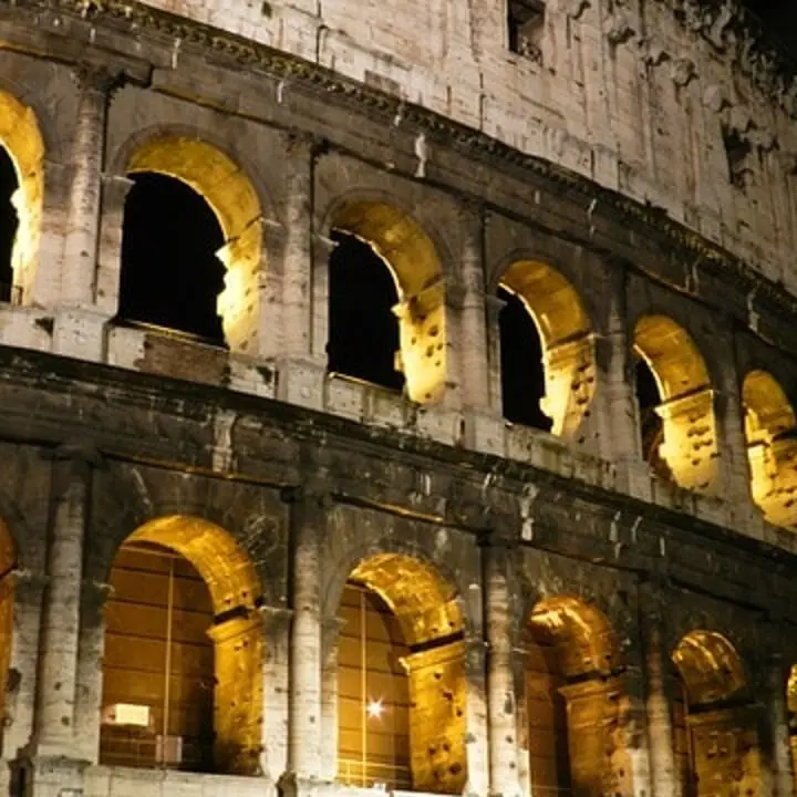 Operaio di 22 anni muore cadendo dal Colosseo. Giuli ordina la chiusura dopo le polemiche