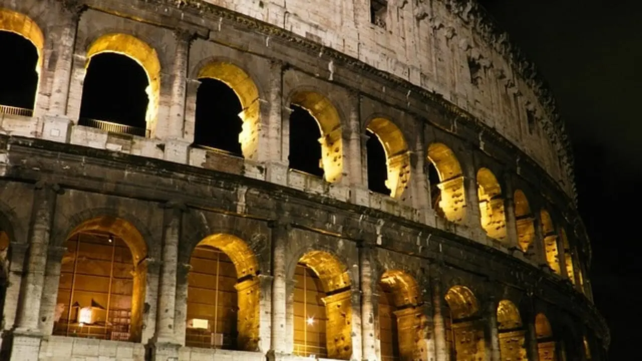 Roma, operaio di 22 anni muore cadendo dal Colosseo