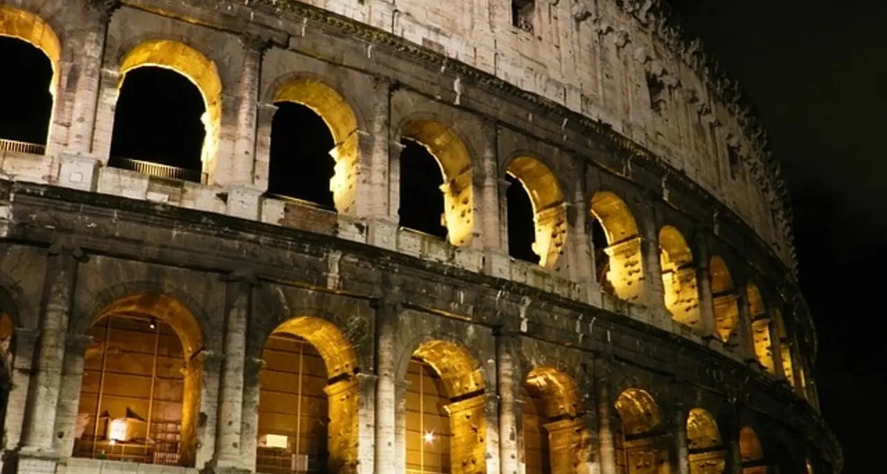 Roma, operaio di 22 anni muore cadendo dal Colosseo