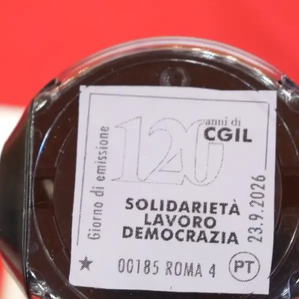 Un francobollo per la Cgil, per 120 anni di tutela del lavoro