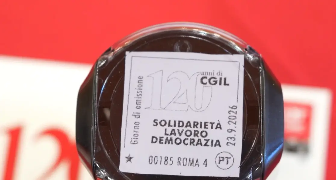 Un francobollo per la Cgil, per 120 anni di tutela del lavoro