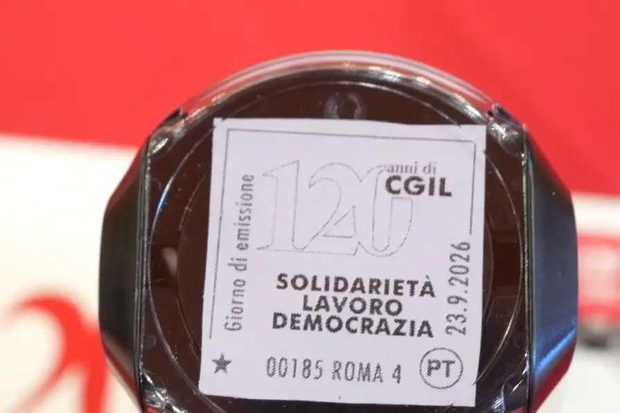 Un francobollo per la Cgil, per 120 anni di tutela del lavoro