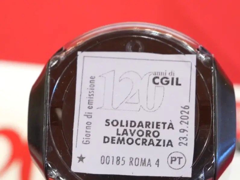 Un francobollo per la Cgil, per 120 anni di tutela del lavoro