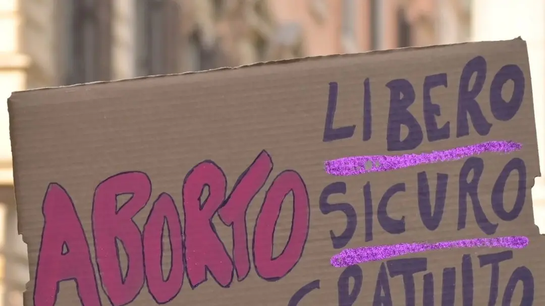 “Stai buttando una vita nella spazzatura”: le frasi shock che le donne si sentono dire