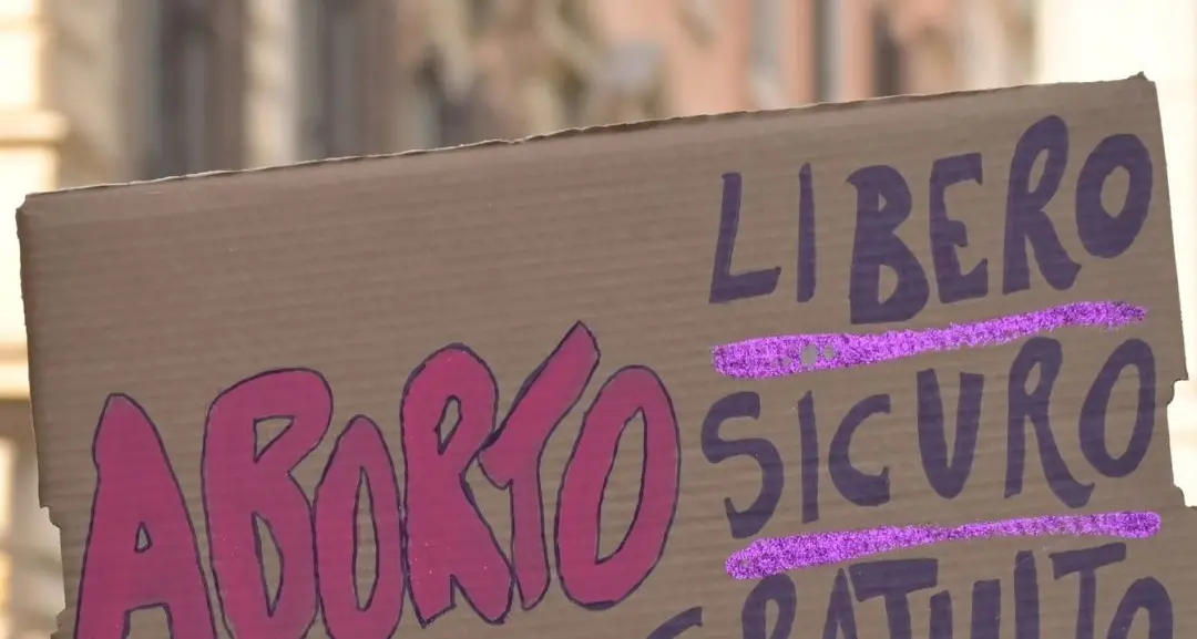 “Stai buttando una vita nella spazzatura”: le frasi shock che le donne si sentono dire