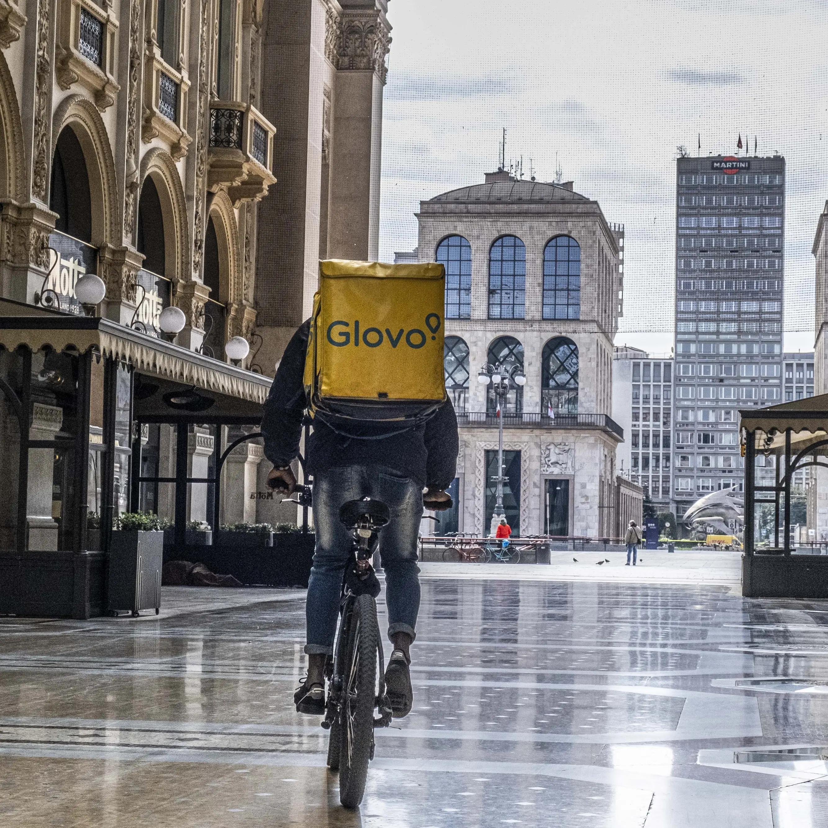 Duello tra giudici sull’assunzione dei rider Glovo
