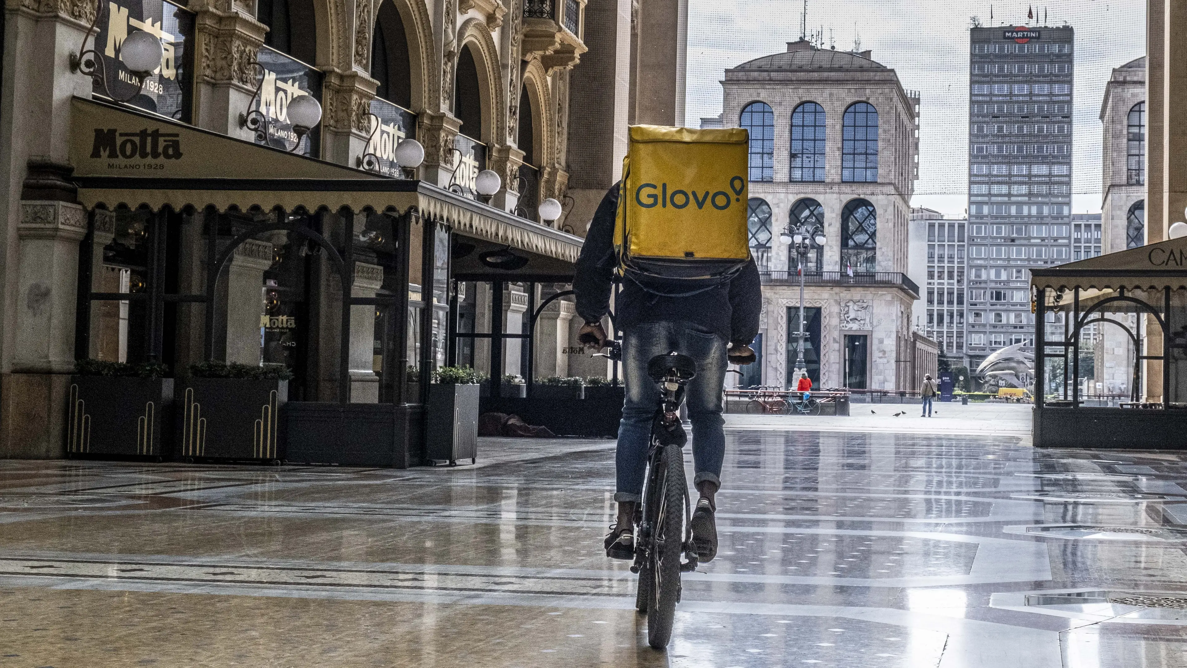 Duello tra giudici sull’assunzione dei rider Glovo