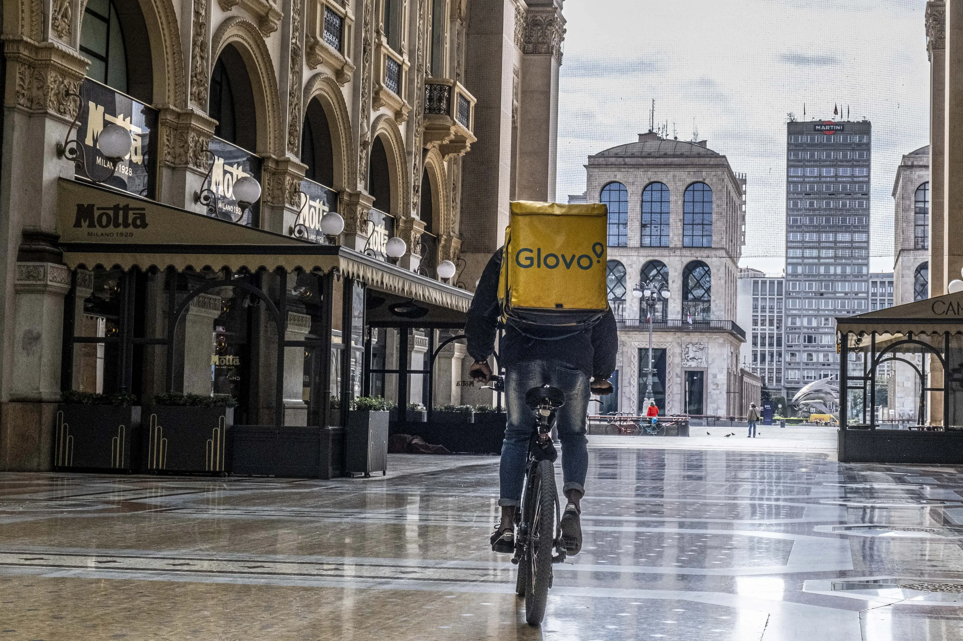 Duello tra giudici sull’assunzione dei rider Glovo