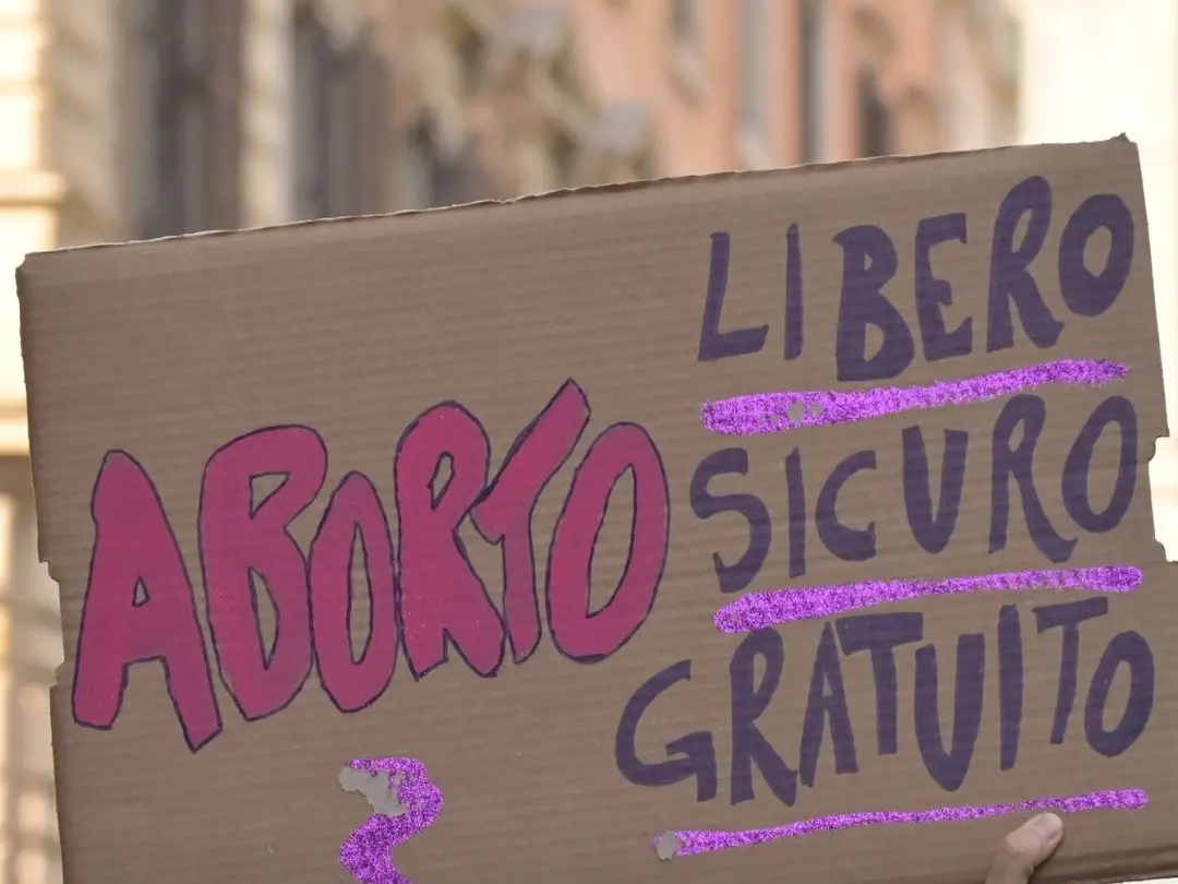 “Butti una vita nella spazzatura”: le frasi che si dicono alle donne