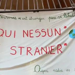 Genova, alla Scuola Daneo rimosso striscione contro il tetto agli alunni stranieri