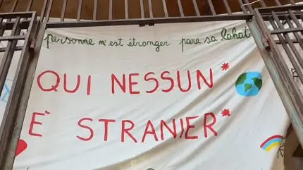 Genova, alla Scuola Daneo rimosso striscione contro il tetto agli alunni stranieri