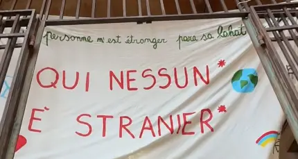 Genova, alla Scuola Daneo rimosso striscione contro il tetto agli alunni stranieri
