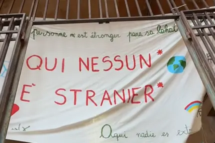 Genova, alla Scuola Daneo rimosso striscione contro il tetto agli alunni stranieri