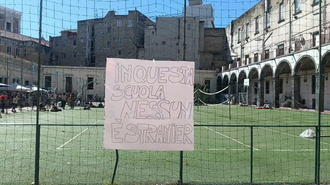 “La scuola è aperta a tutti”. A Pinerolo forze dell’ordine rimuovono striscione della rsu