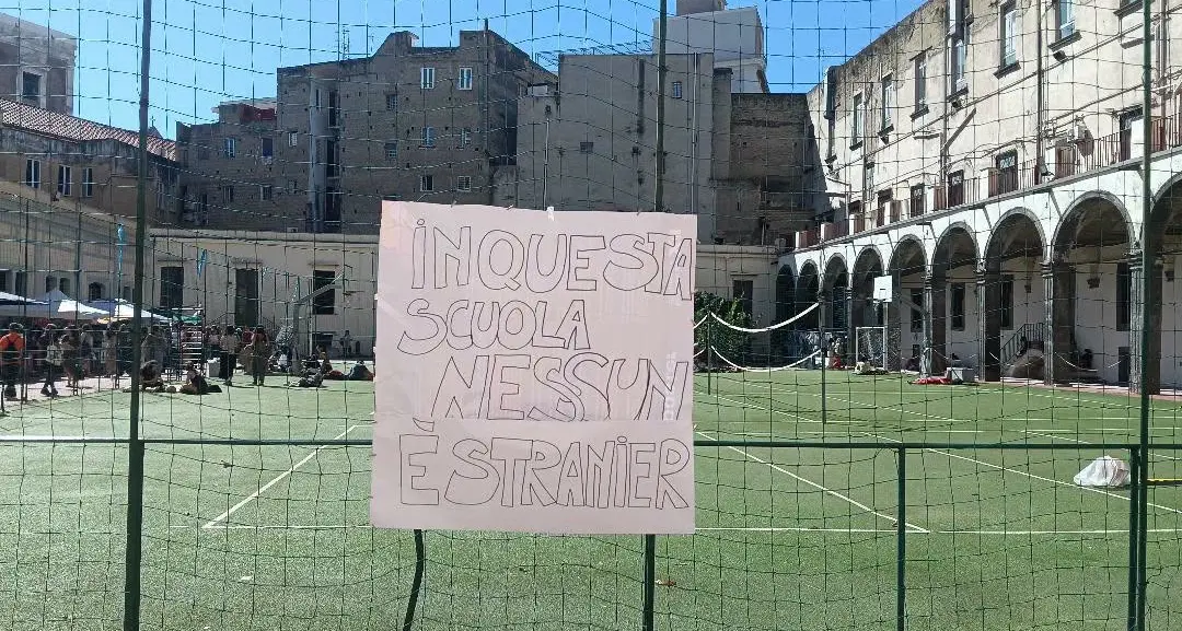 “La scuola è aperta a tutti”. In una scuola di Pinerolo forze dell’ordine rimuovono striscione della rsu