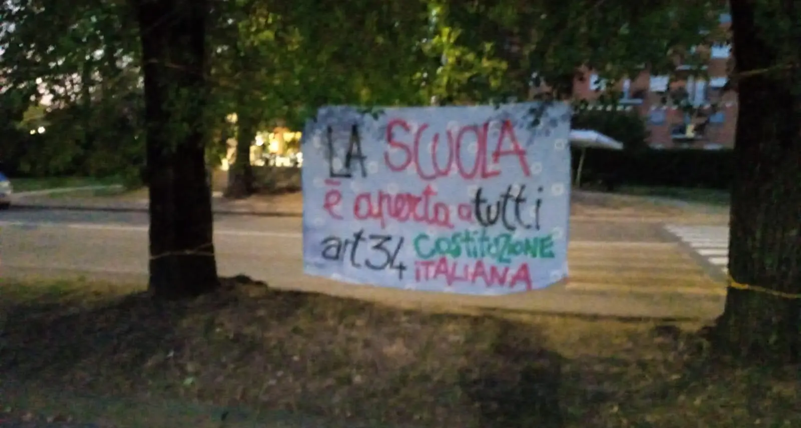 “La scuola è aperta a tutti”. A Pinerolo le forze dell’ordine rimuovono striscione della rsu